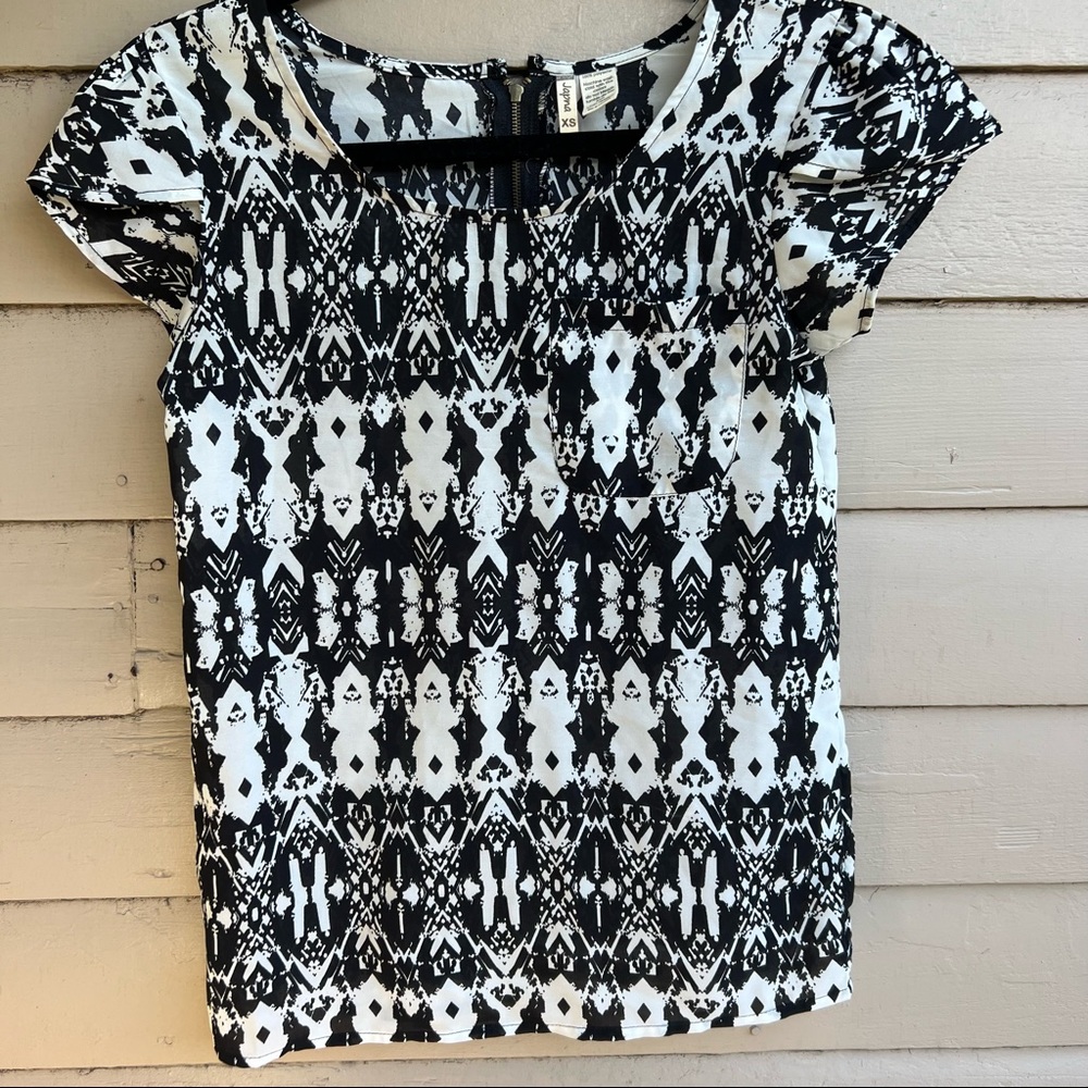 🌞 (3/$25) Black and white blouse